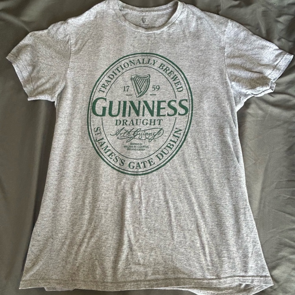 Guinness Draught Men’s Medium  Gray Short Sleeve T-Shirt